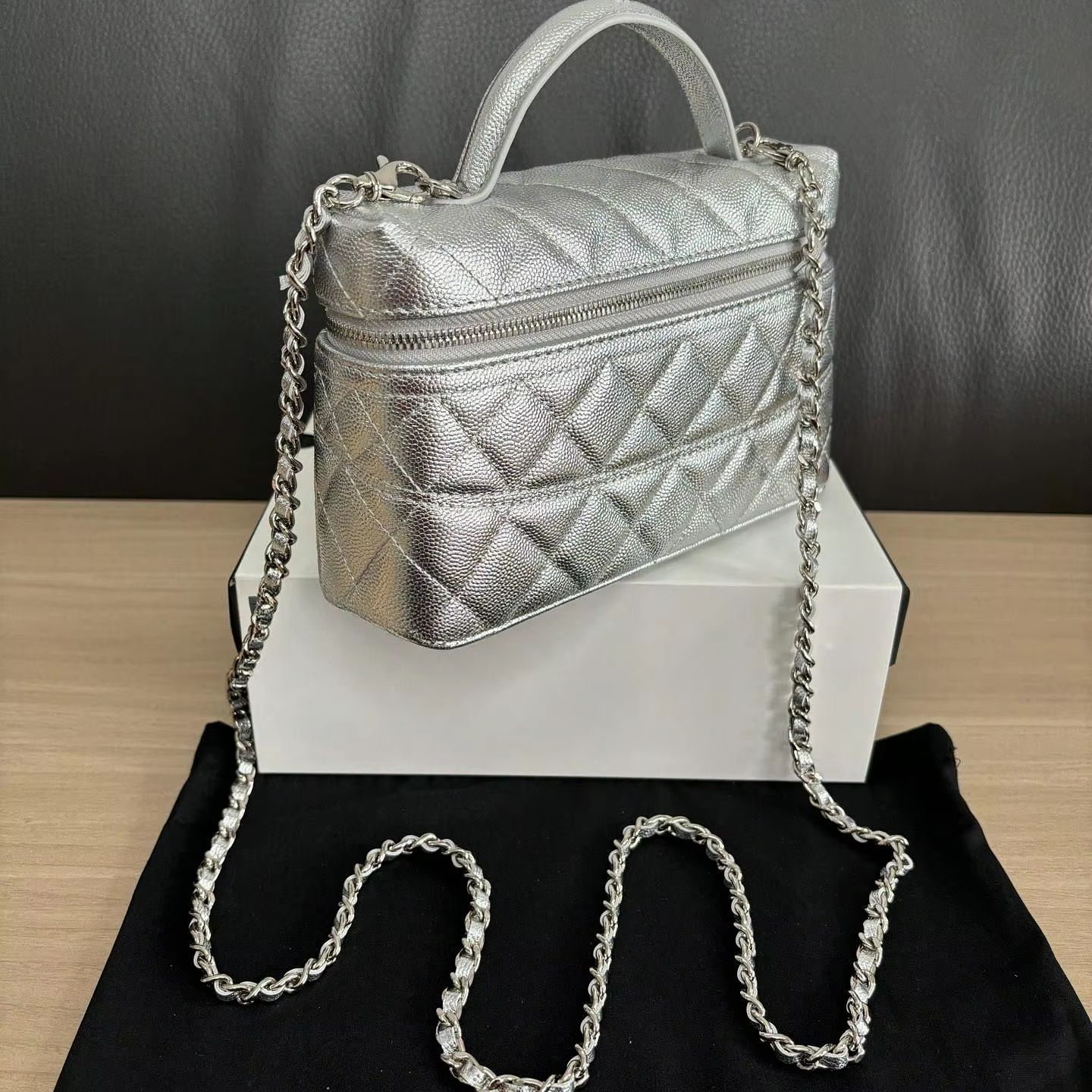 Women Vanity Bags - Серебристая металлическая стеганая сумка-косметичка с эффектом
